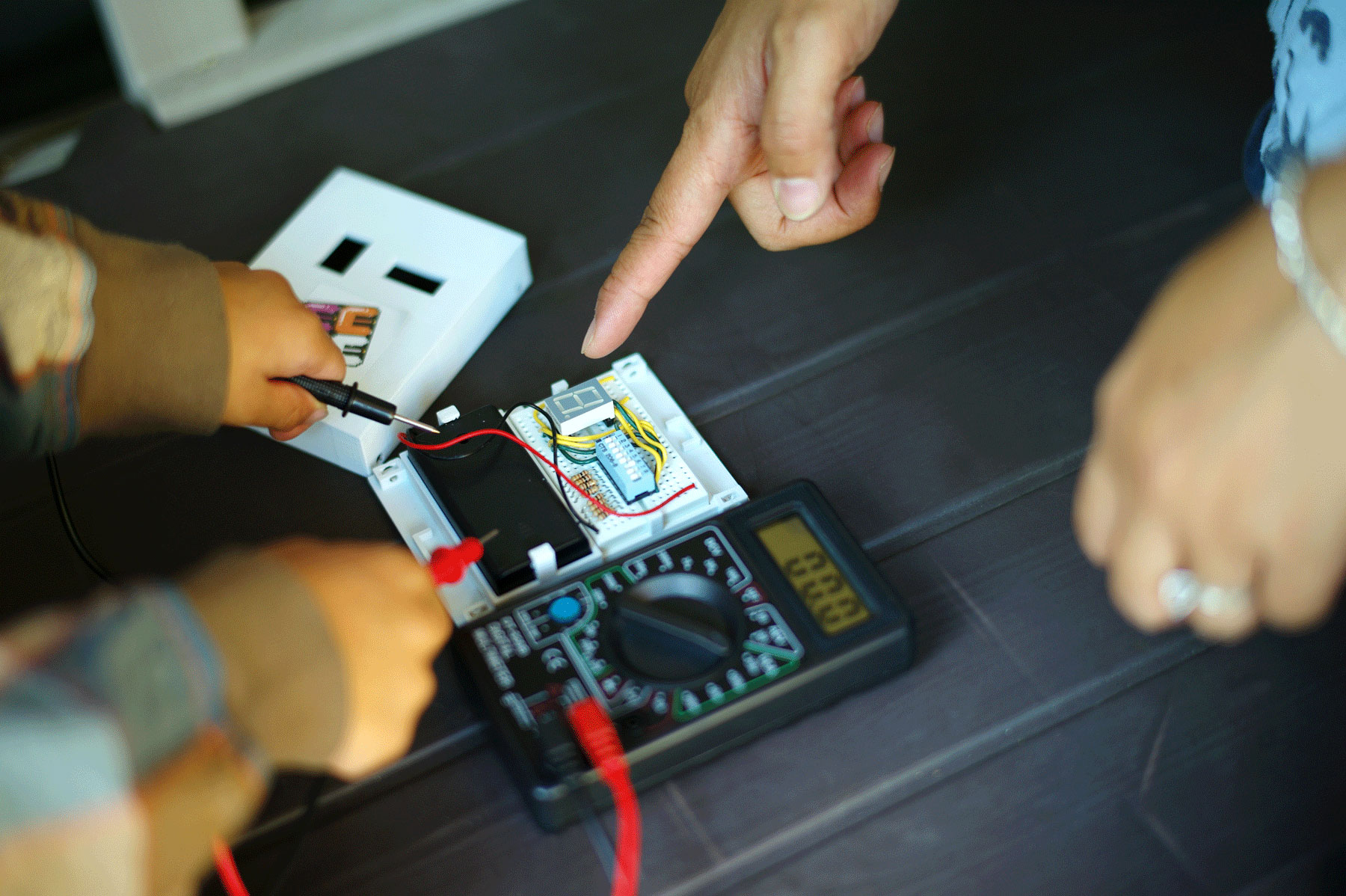 kids learning electronics